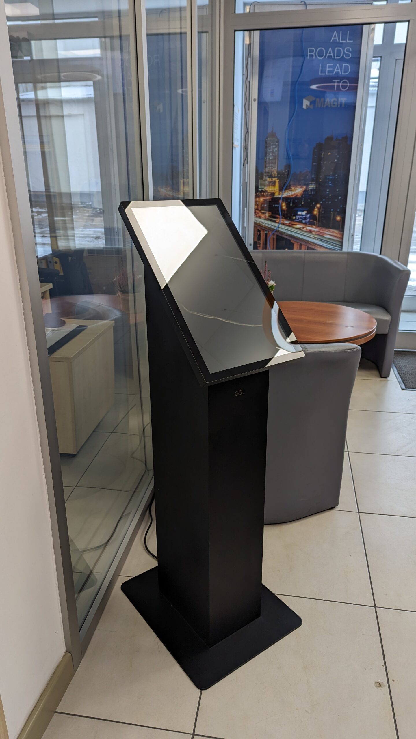 Cyfryzacja HR w produkcji Inteligentny infokiosk dla pracowników.