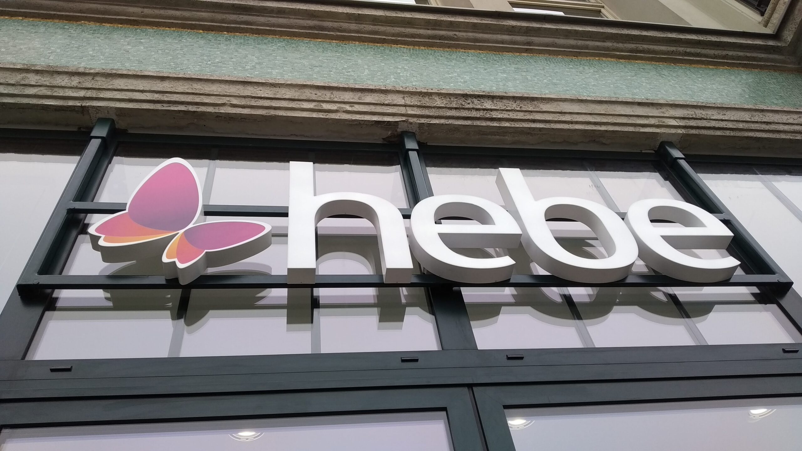 Letters with aluminum sheet sides