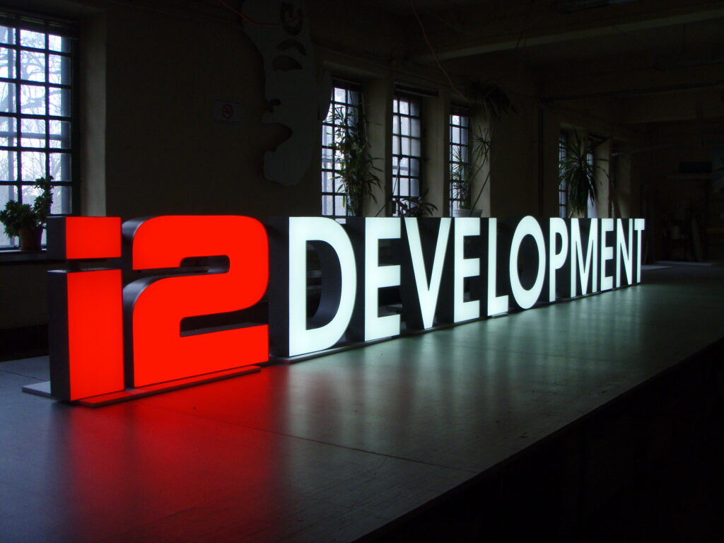 I2 development litery podświetlane