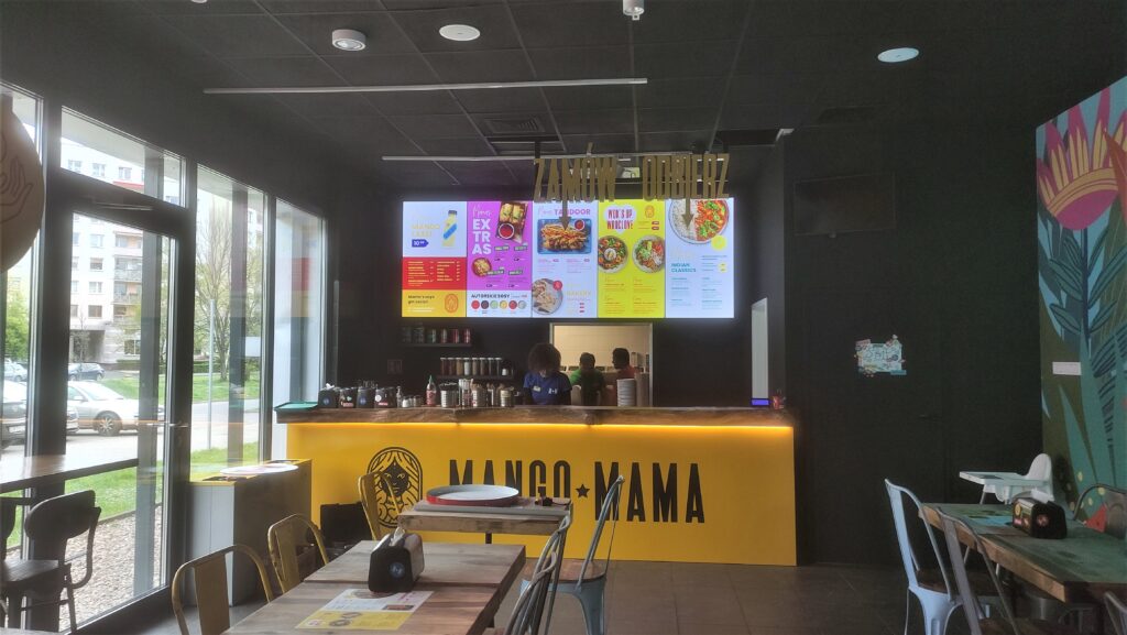 Cyfrowy menu board w restauracji Mango Mama